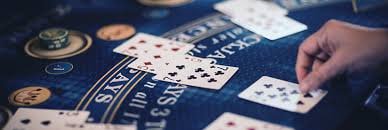 Aplikasi sortoto di layar ponsel menampilkan permainan kasino live dan pasar sportsbook